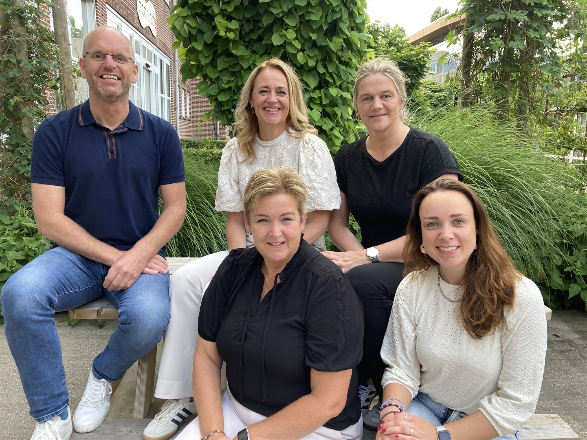 Op de foto staan van links naar rechts: Michiel Visser, Juanita Schanssema, Lydia Bouma, Esther Hoekstra, Karin Rauwerda.